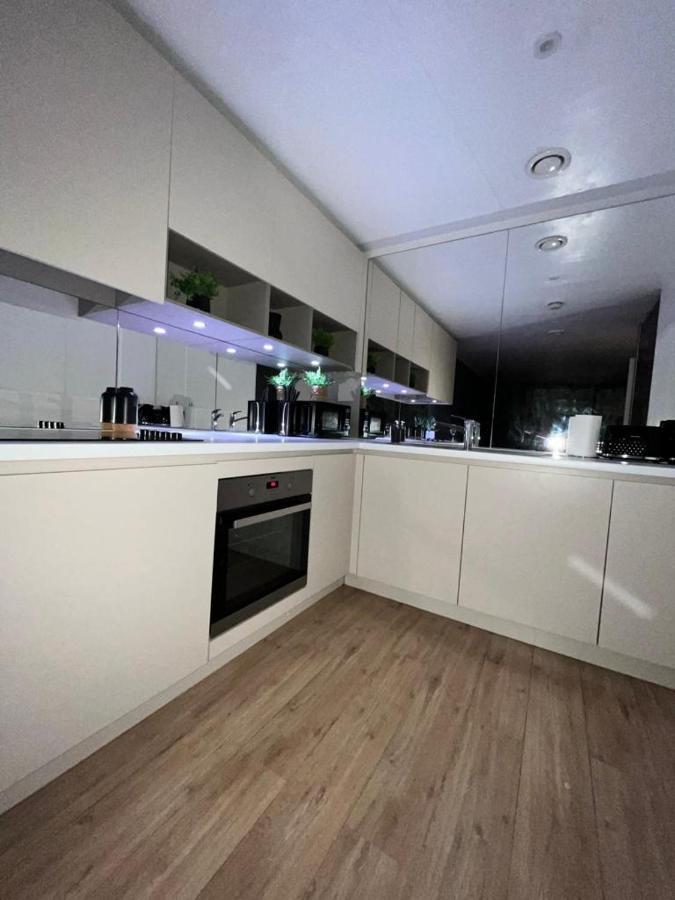 Luxurious Dlr Apartment London Ngoại thất bức ảnh