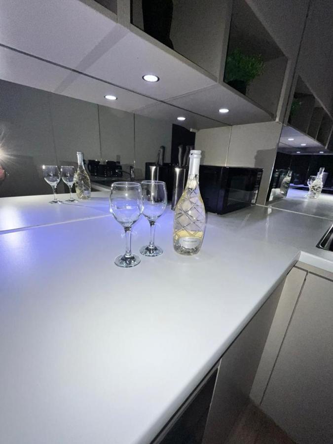 Luxurious Dlr Apartment London Ngoại thất bức ảnh